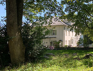 Mohr-Villa Freimann von außen im Sommer mit Grünflächen