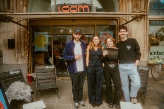 Die Macher:innen des loom space am Münchner Marienplatz; © loom space Die Macher:innen des loom space am Münchner Marienplatz