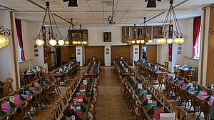 Ansicht von der Bühne in den ganzen Saal mit Sitzplätzen/Tische