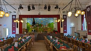 Ansicht vom Saal auf die Bühne