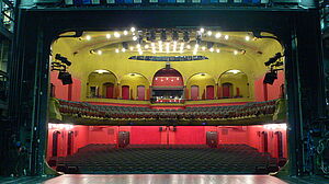 leerer Theatersaal im Schauspielhaus der Münchner Kammerspiele. Blick von der Bühne in den Saal.