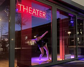 Spagat-Theater von außen.