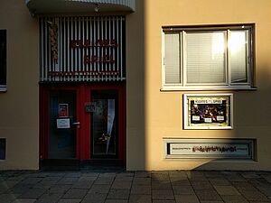 Marionettentheater Kleines Spiel von außen.