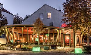 Metropoltheater München bei anbrechender Nacht von außen.
